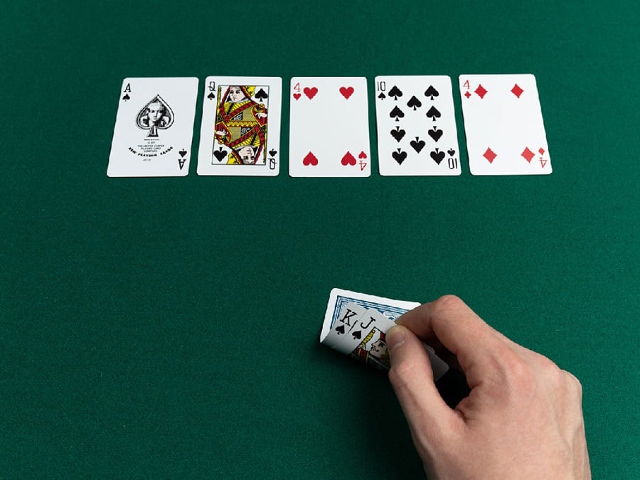 Cung cấp thông tin về tỷ lệ cược và cược tiền thưởng trong Casino Hold'em Poker
