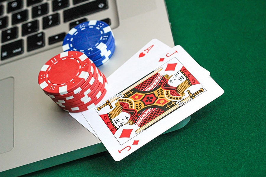 co nen choi game bai poker online khong?