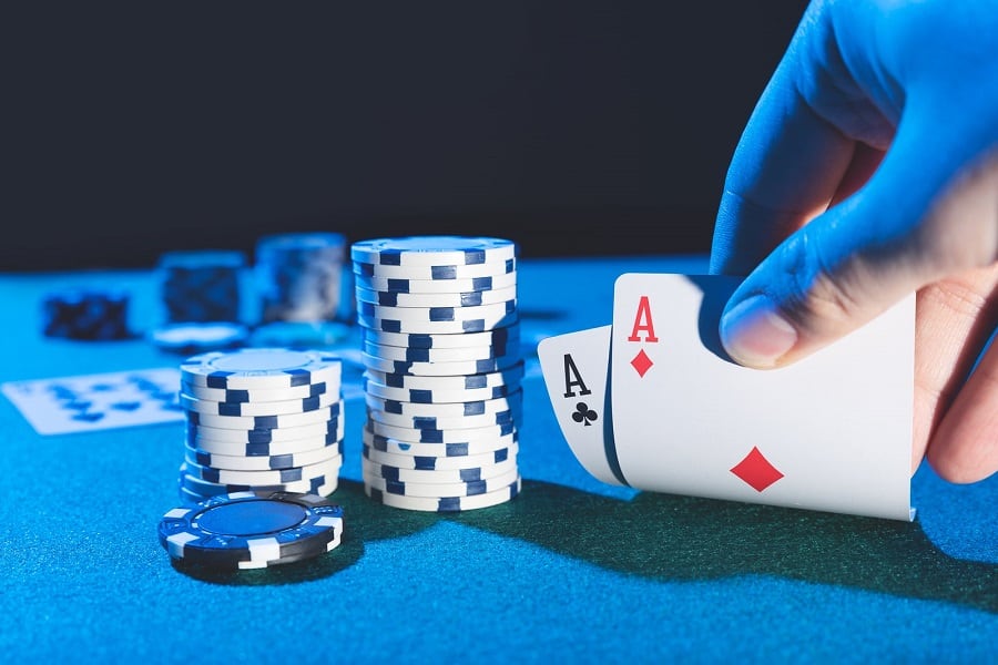Luật chơi game bài Poker qua các vòng chia bài cực đơn giản